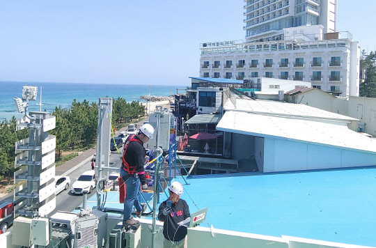 LG유플러스 직원들이 강원도 강릉시 강문동 경포해수욕장 인근의 한 건물에 5G 기지국을 구축하고 전파가 잘 도달하는지 확인하고 있다.  LG유플러스 제공